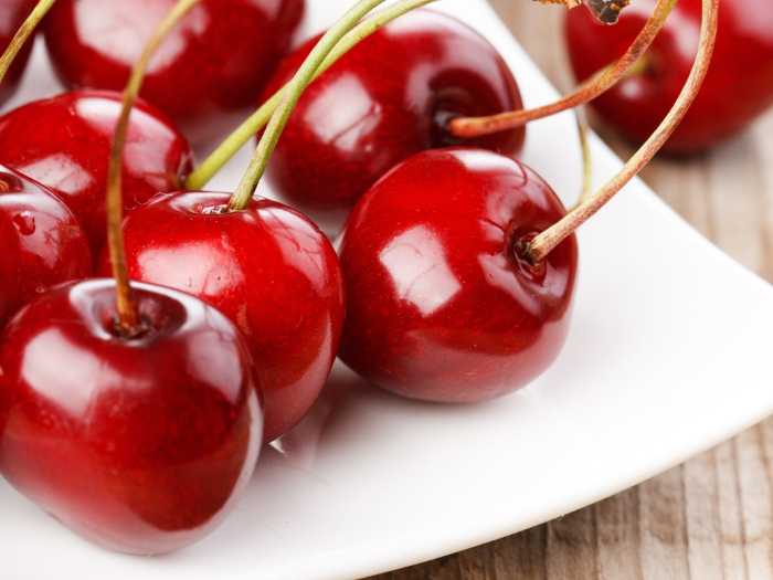 Вишня на тарелке Вишня на тарелке перед варкой компота