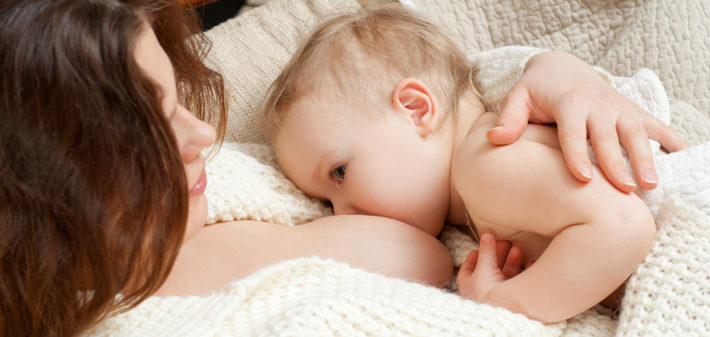 кормление грудью лежа