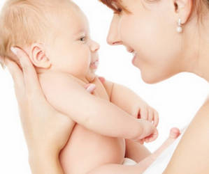 мама с ребенком на руках