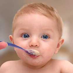 Малыш ест манку Каша из манки - один из основных продуктов в детском рационе