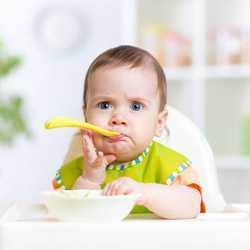 Ребенок за завтраком Аппетит ребенка особенно важен в первый год жизни