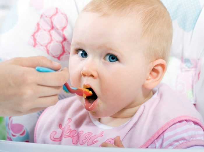 Малыш ест овощное пюре В 7 месяцев овощи должны быть в рационе малыша