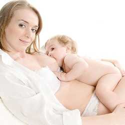 Грудной малыш Малыш на груди у мамы