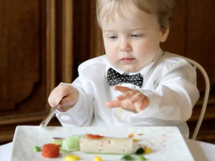 Ребенок за столом Ребенок самостоятельно выбирает продукты