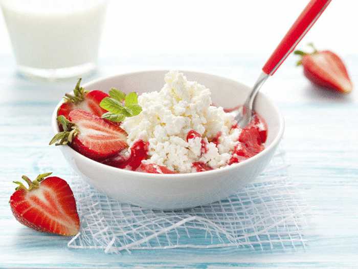 Творог с клубникой Творог для малыша лучше давать вместе с фруктами