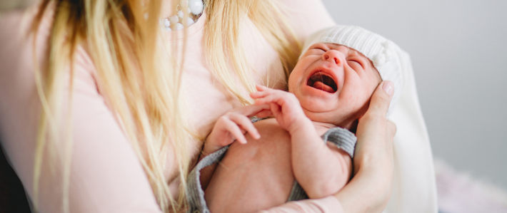 Младенец плачет на руках
