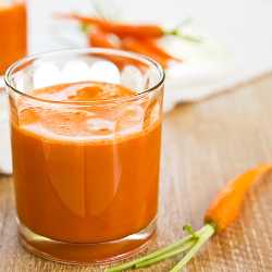 Стакан с соком Густой сок из моркови