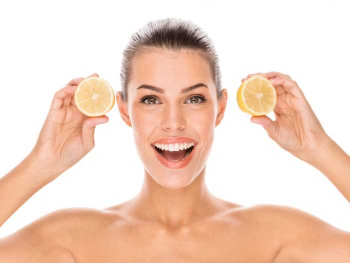 Женщина с лимоном Женщина держит в руках лимон