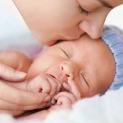 Мама укладывает малыша Процесс укладывания спать новорожденного