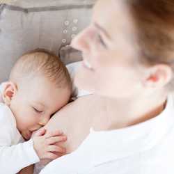 Мама и ребенок Процесс грудного вскармливания маленького ребенка