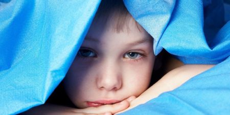 Нарушения сна у ребенка Ребенок спит с открытыми глазами: это нормально?