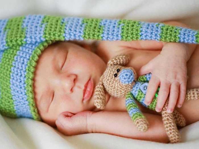 Новорожденный спит с игрушкой Крепкий сон новорожденного составляет почти 20 часов в сутки