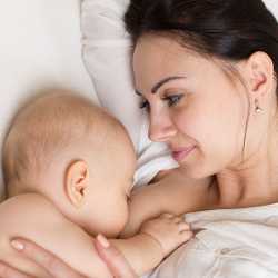 Кормление малыша Процесс кормления грудным молоком