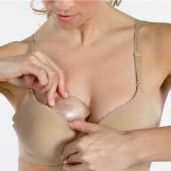 Исправление ассиметрии силиконовыми вставками Женщина пытается исправить ассиметрию самостоятельно