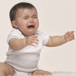 Ребенок капризничает Ребенок капризничает на полу