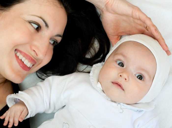 Мама лежит с малышом Мама лежит с малышом в кровати