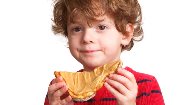 С какого возраста можно давать арахис детям: польза и вред для детей, как проявляется аллергия