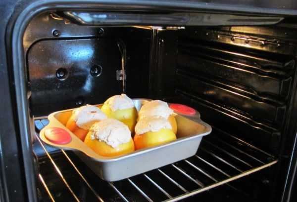 Яблоки можно запекать в духовке