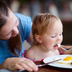 Ребенок с мамой завтракают Новые блюда для разнообразия рациона малыша