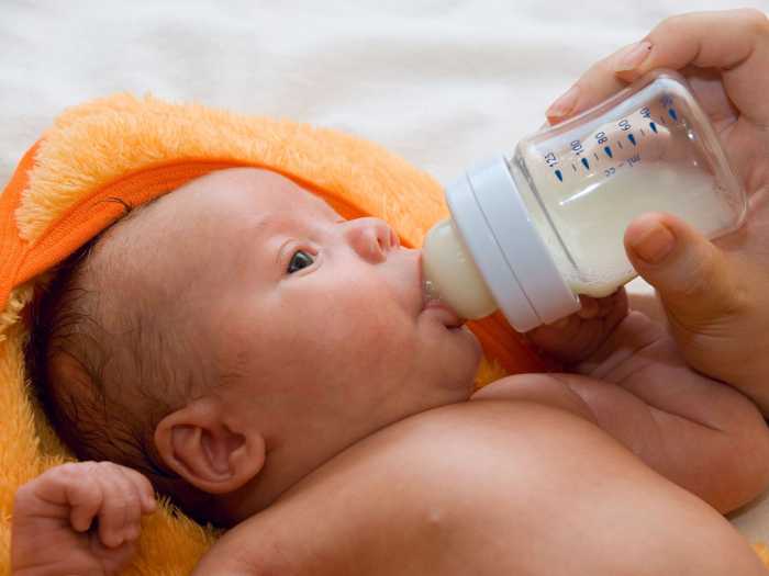 Недоношенного малыша кормят Малыша кормят смесью из бутылочки