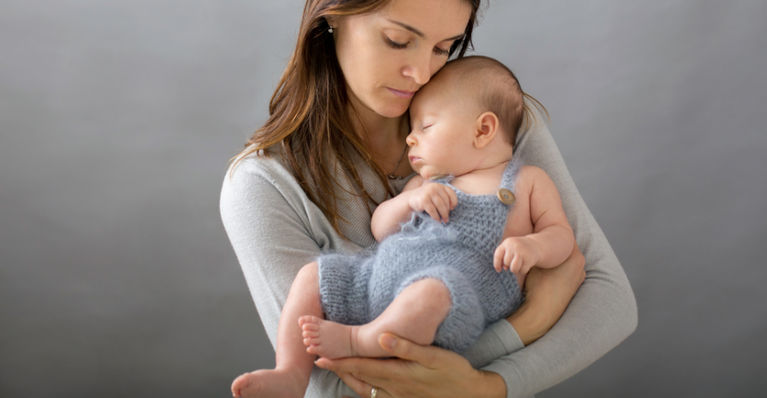 ребенок на руках у мамы спит