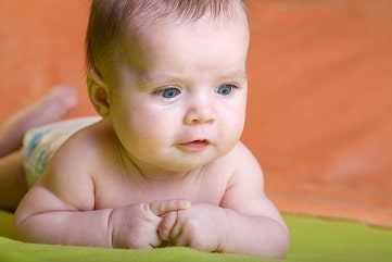 ребенок-переворачивается-на-живот ребенок-переворачивается-на-живот0