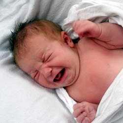 Плач ребенка Ребенок плачет в кроватке