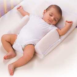 Специальный матрас Ребенок спит на специальном матрасе