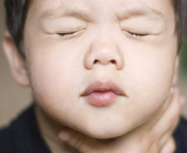 Обращение к медикам для извлечения крупной косточки необходимо