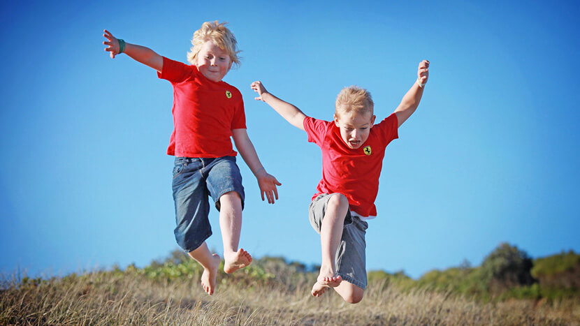 гуляйте с ребёнком минимум 2 раза в день