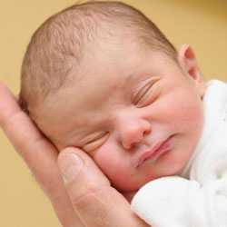 Сон младенца Ребенок спит на руках