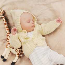 Как спит ребенок Ребенок в 2 месяца спит на спине с игрушкой