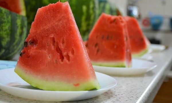 Когда, в каком возрасте и в каком количестве можно давать ребенку арбуз?