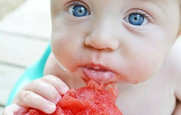 Когда, в каком возрасте и в каком количестве можно давать ребенку арбуз?