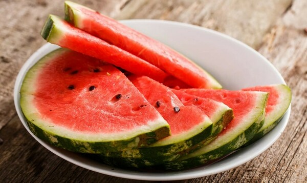 Когда, в каком возрасте и в каком количестве можно давать ребенку арбуз?