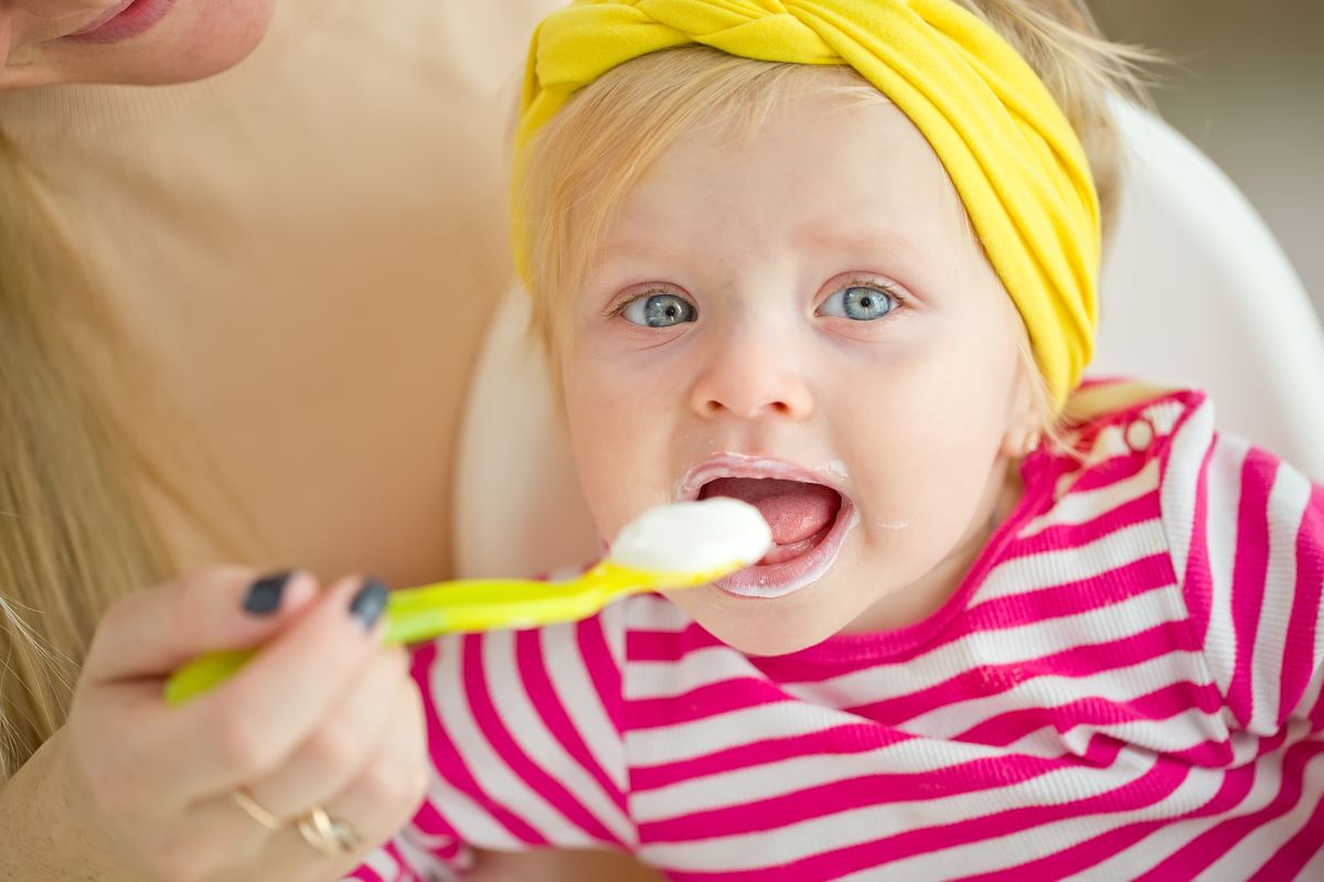 Все о правильном прикорме ребенка: как вводить, начало и схема прикорма по месяцам