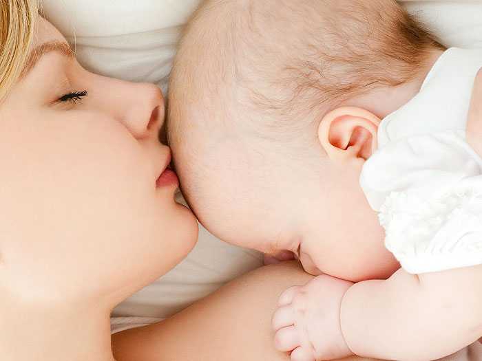 Мама и грудничок Мама спит с грудничком