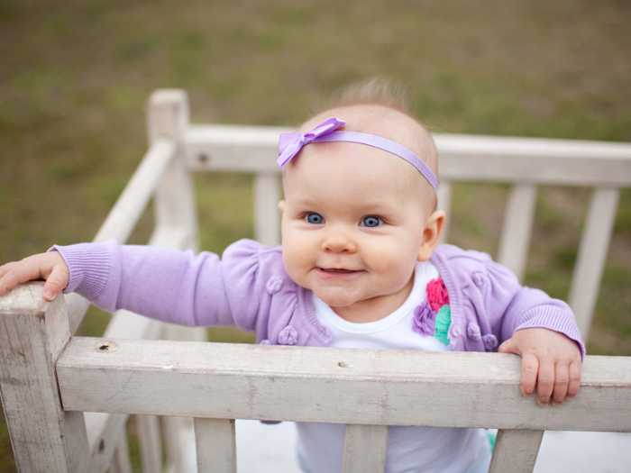 Девочка на прогулке Прогулка в дневное время