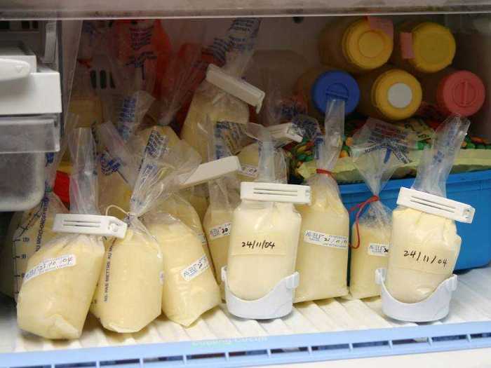 Пакеты с молоком Грудное молоко расфасовано по пакетам и по дням недели