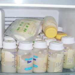Молоко в морозильной камере Пакеты с грудным молоком в морозильной камере