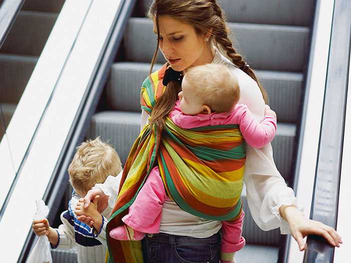 Мама с детьми Использование слинга помогает маме передвигаться свободно по улице