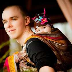 Папа и ребенок в слинге Использование техники "Кенгуру" в наматывании слинга