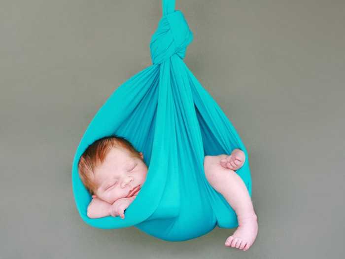 Новорожденный в слинге Слинг голубого цвета для новорожденного малыша