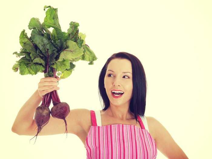 Девушка со свеклой Девушка держит в руках свеклу