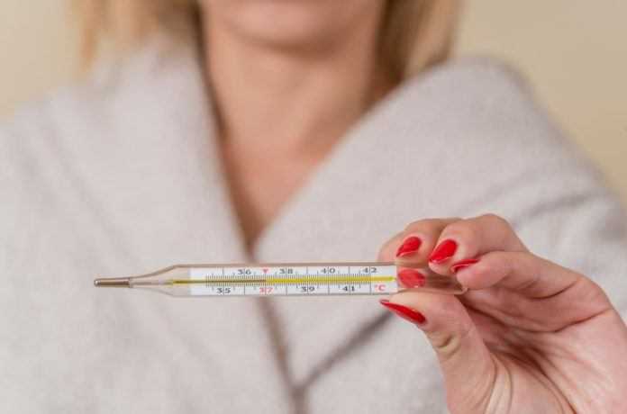 Температура при грудном вскармливании у мамы, что делать0