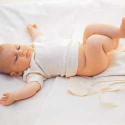 Ребенок без памперса Малыш спит без памперса